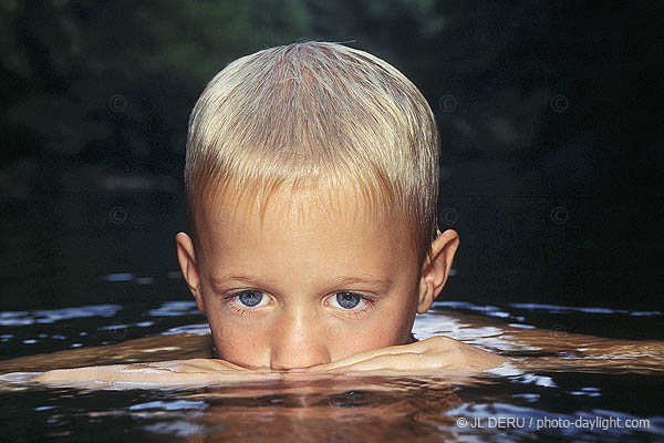 petit garon dans la rivire - little boy in the river